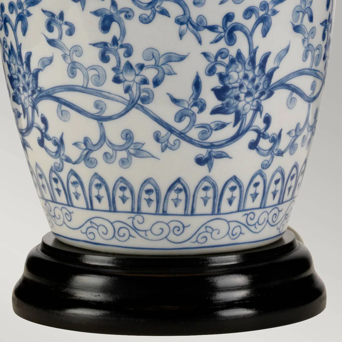 Blue Ginger Jar Tischlampe mit 1 Licht, Blau und Weiß mit weißem Schirm - Image 5