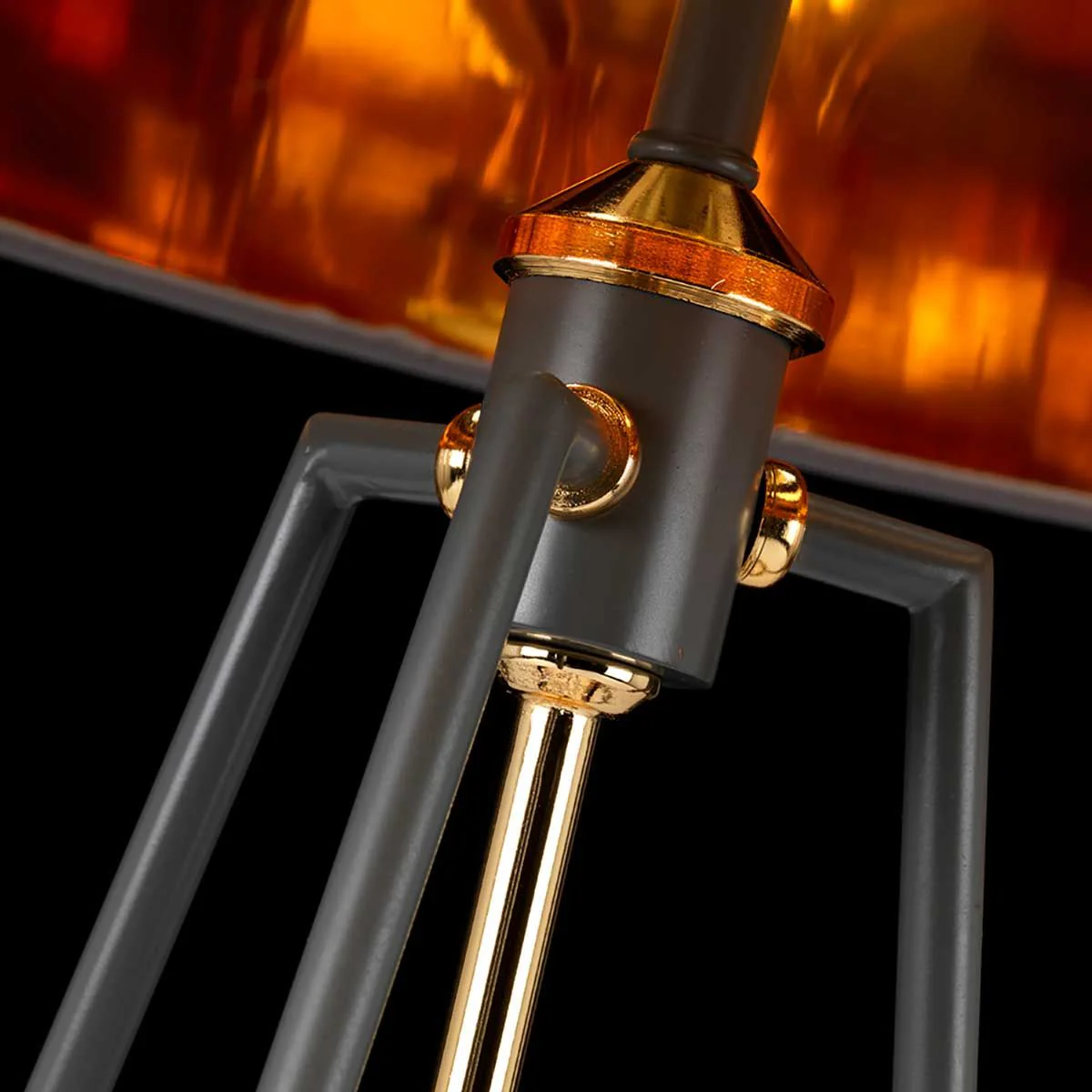Ferrara Tischlampe - Dunkelgraues poliertes Gold mit grauem Schirm und metallisch-goldenem Futter - Image 2