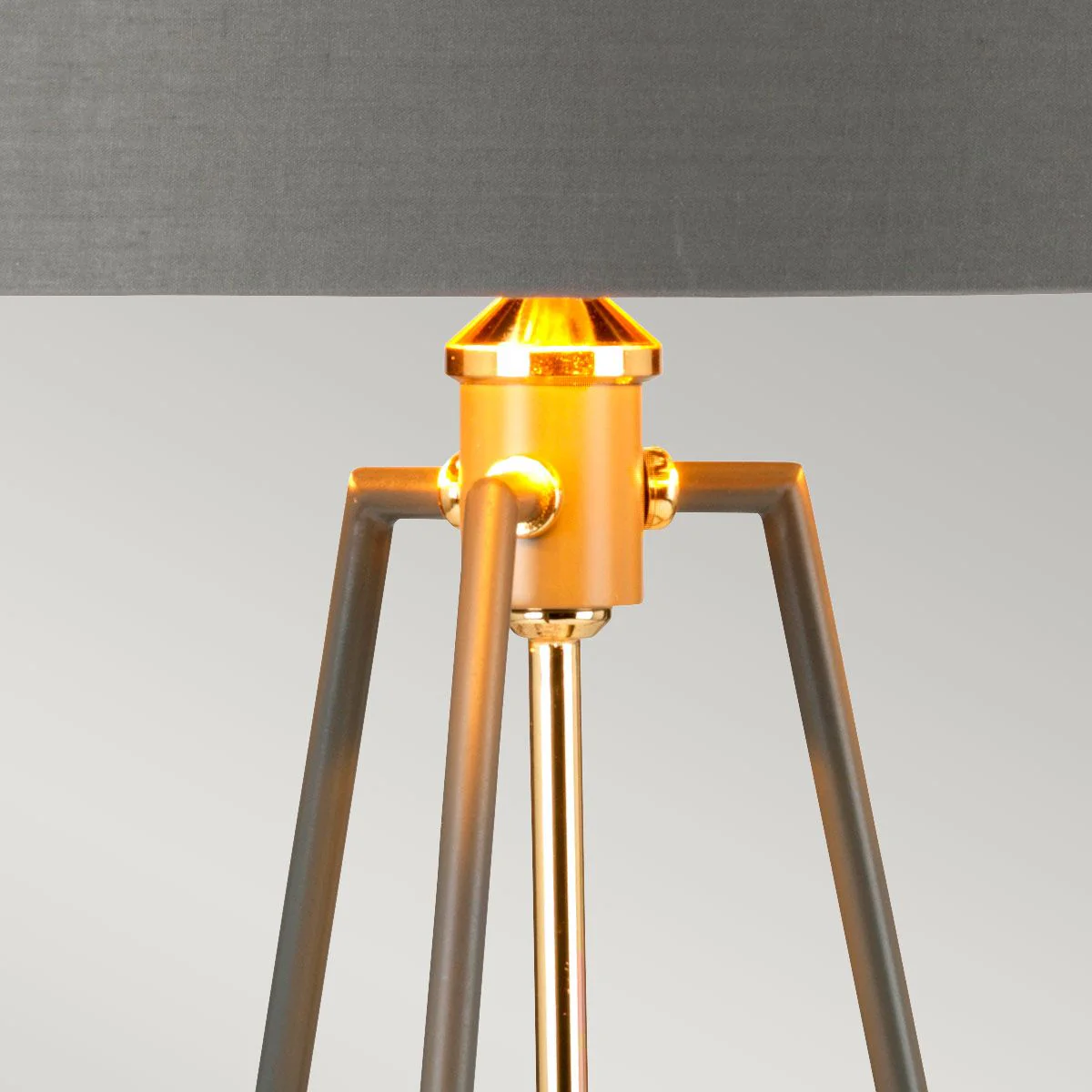 Ferrara Tischlampe - Dunkelgraues poliertes Gold mit grauem Schirm und metallisch-goldenem Futter - Image 3