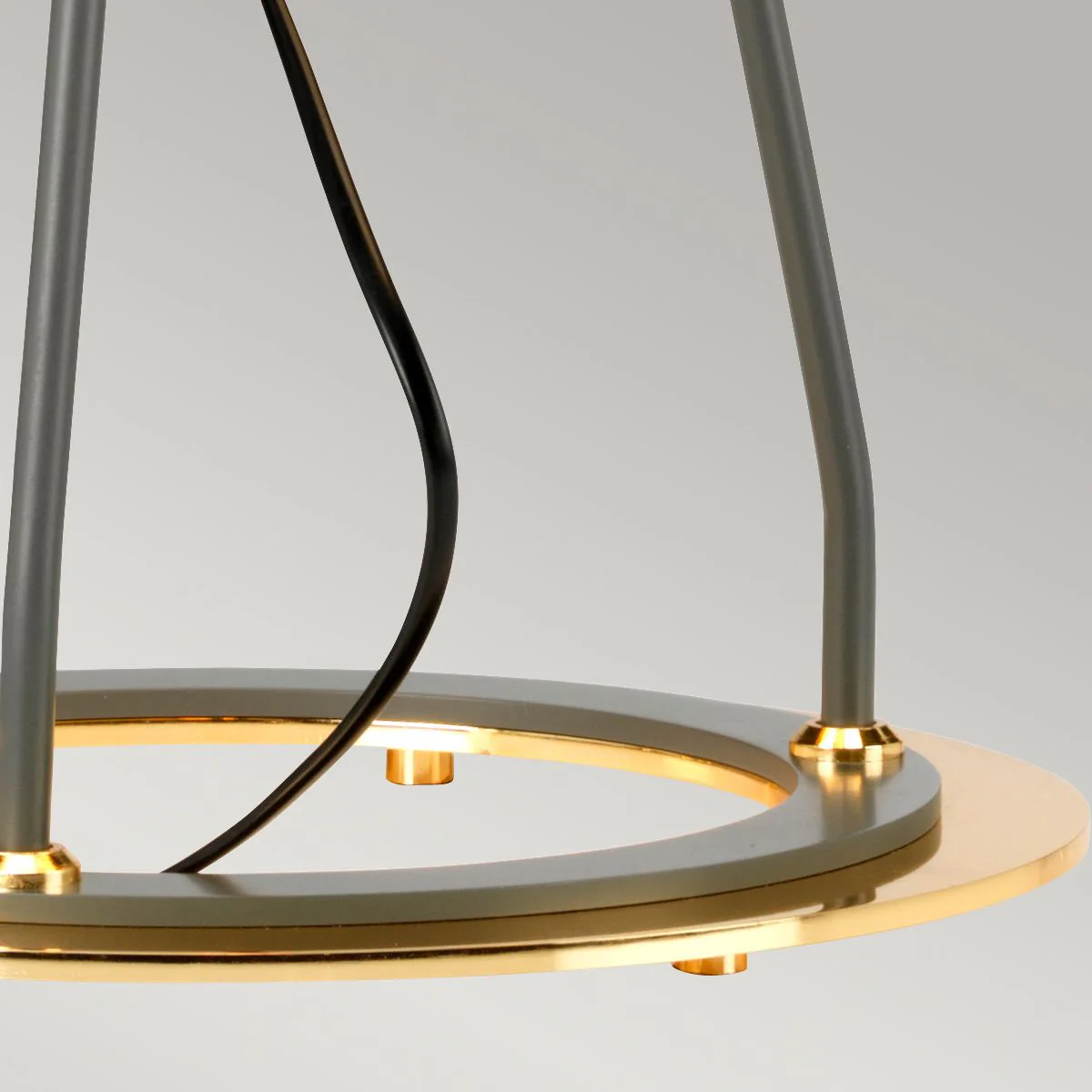 Ferrara Tischlampe - Dunkelgraues poliertes Gold mit grauem Schirm und metallisch-goldenem Futter - Image 6