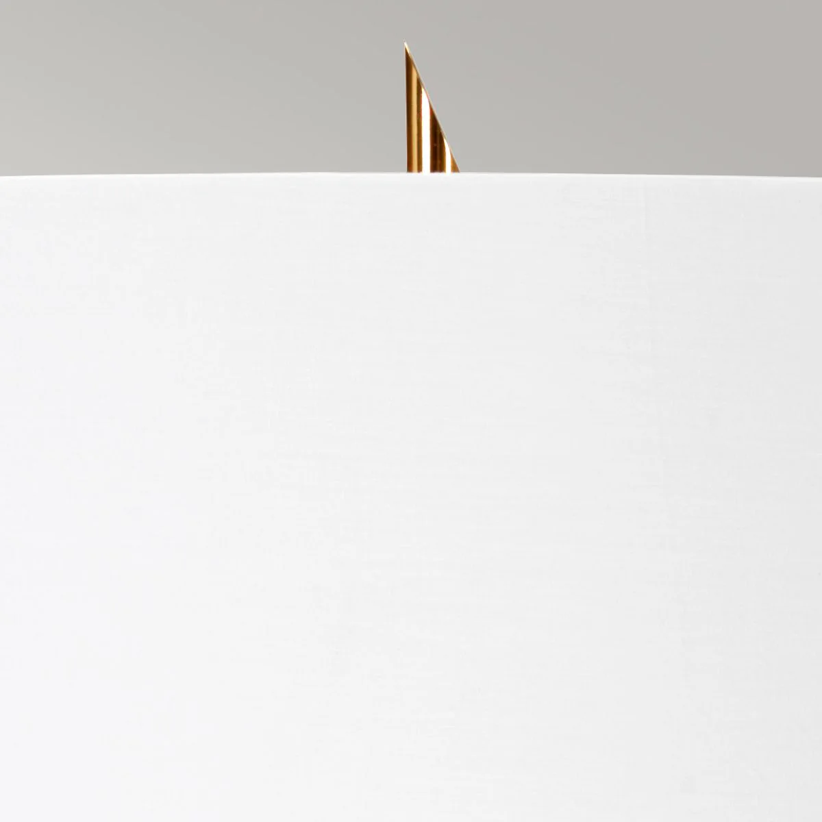 Ferrara Tischlampe - Weiß poliertes Gold mit weißem Schirm und metallischem Goldfutter - Image 2