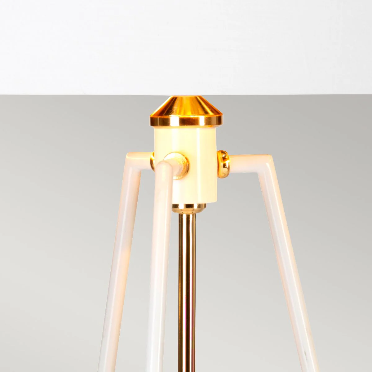 Ferrara Tischlampe - Weiß poliertes Gold mit weißem Schirm und metallischem Goldfutter - Image 3