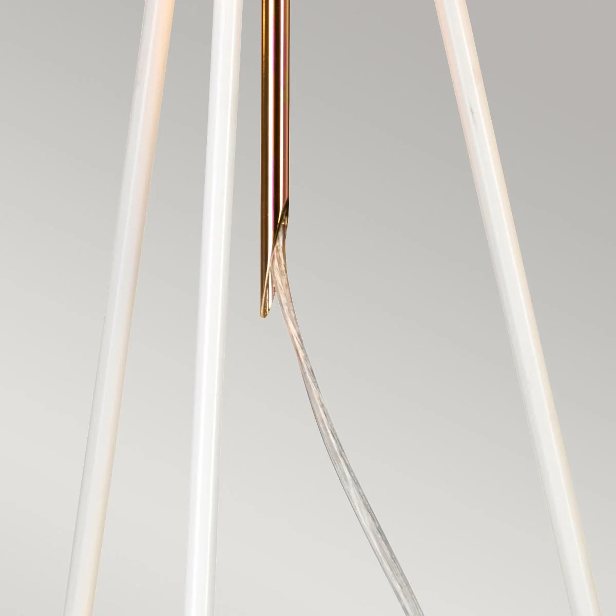 Ferrara Tischlampe - Weiß poliertes Gold mit weißem Schirm und metallischem Goldfutter - Image 4