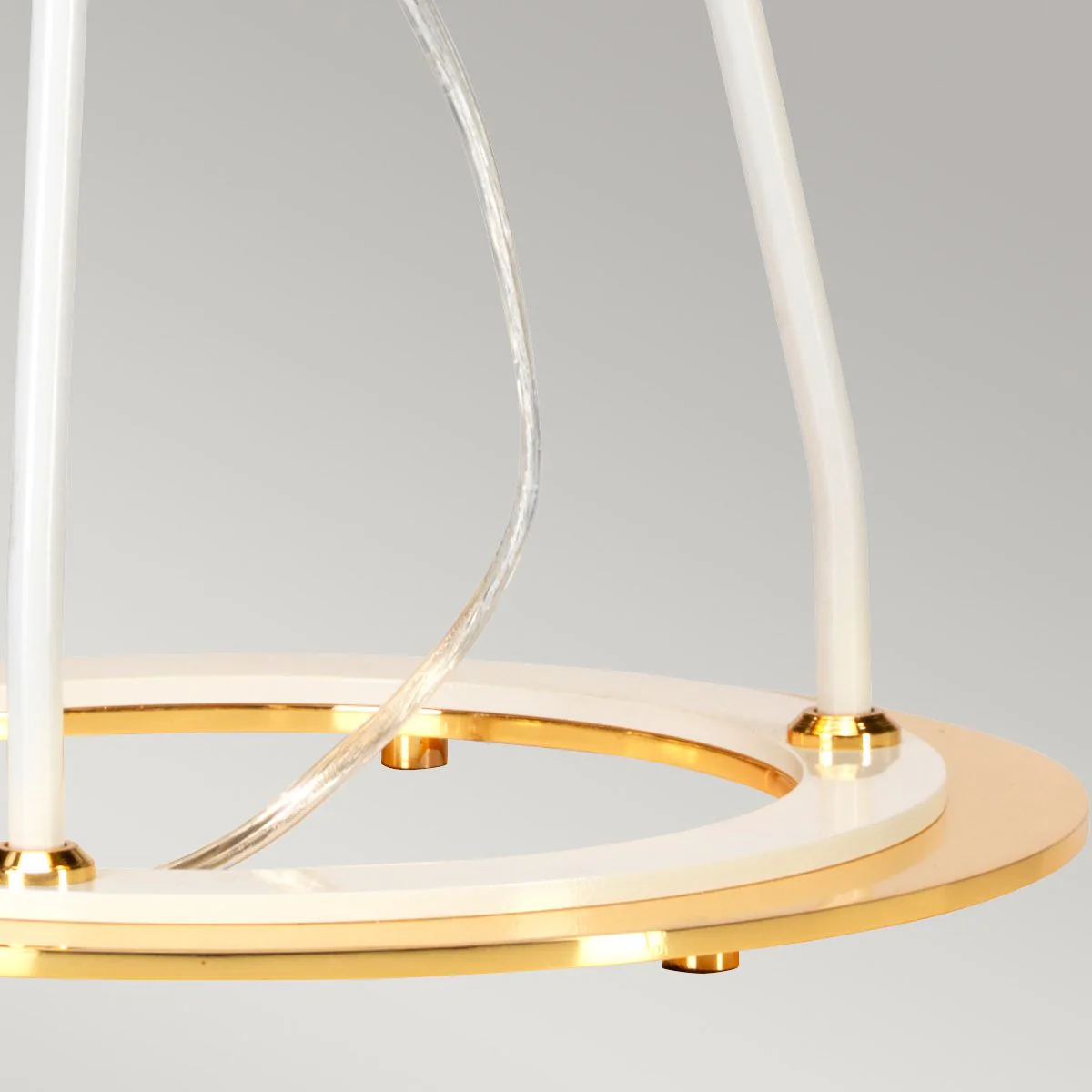 Ferrara Tischlampe - Weiß poliertes Gold mit weißem Schirm und metallischem Goldfutter - Image 5