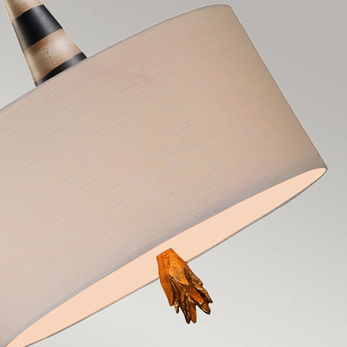 Flambeau Pendelleuchte mit 2 Lichtern - Schwarz, Creme und Blattgold, mit taupefarbenem Leinenschirm - Image 3