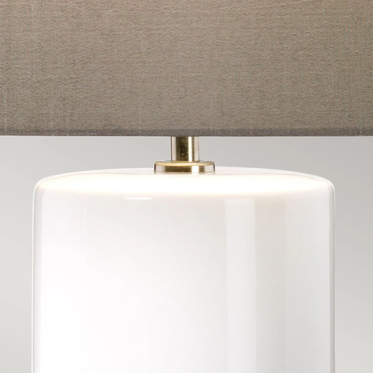 Fulwell 1-flammige Tischlampe - Weiß glänzend und Mattgrau mit dunkelgrauem Schirm - Image 3