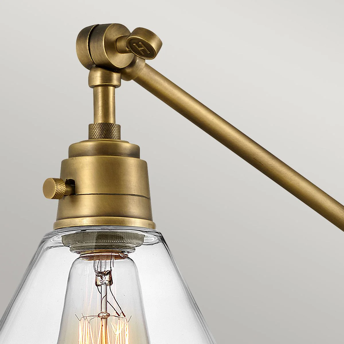 Hinkley Arti 1 lt Wandlampe - Erbstückmessing, klarer Glasschirm - Image 3