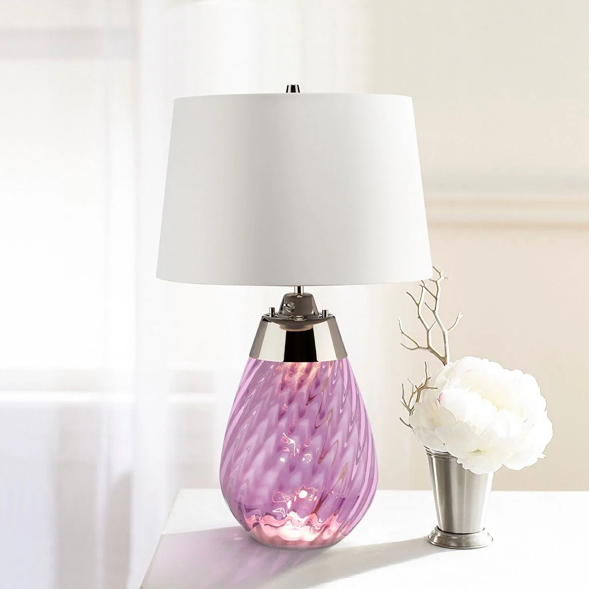 Kleine pflaumenfarbene Tischlampe Lena mit 2 Lichtern und cremefarbenem Schirm - pflaumenfarbenes Glas / cremefarbener Schirm - Image 2