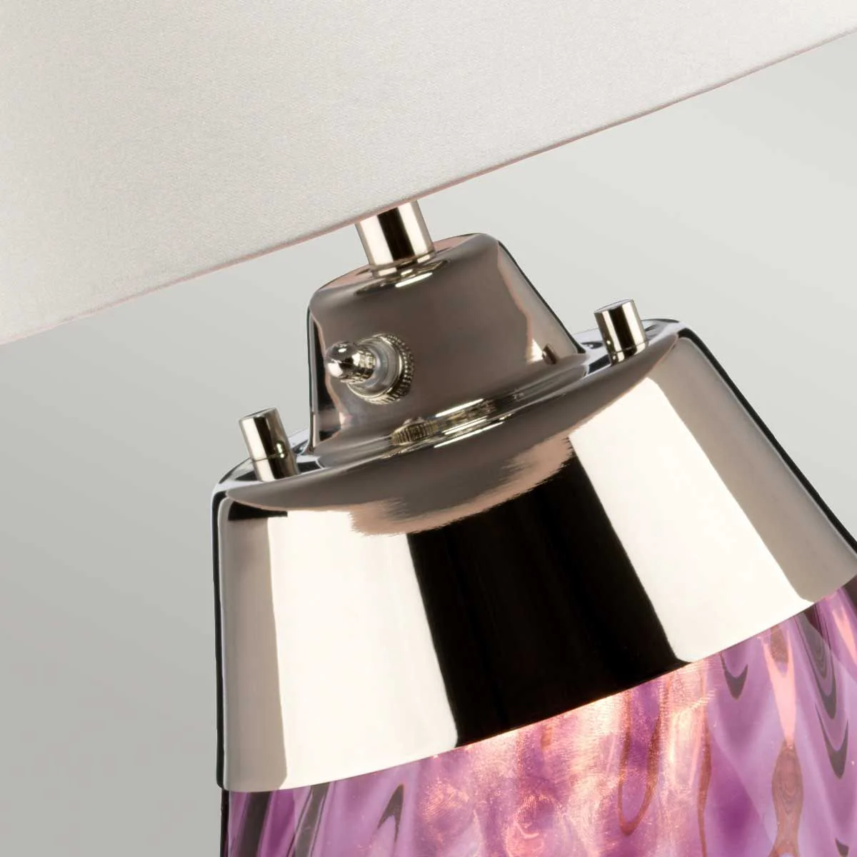 Kleine pflaumenfarbene Tischlampe Lena mit 2 Lichtern und cremefarbenem Schirm - pflaumenfarbenes Glas / cremefarbener Schirm - Image 3