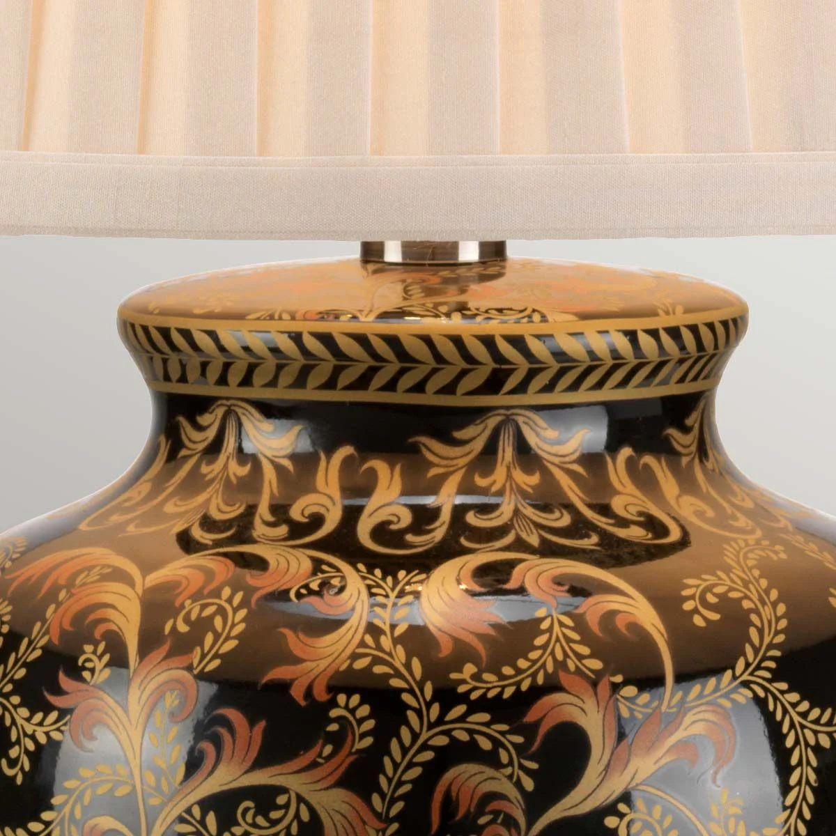 Kleine Tischlampe Morris mit 1 Licht, Gold und Schwarz mit cremefarbenem Schirm - Image 3