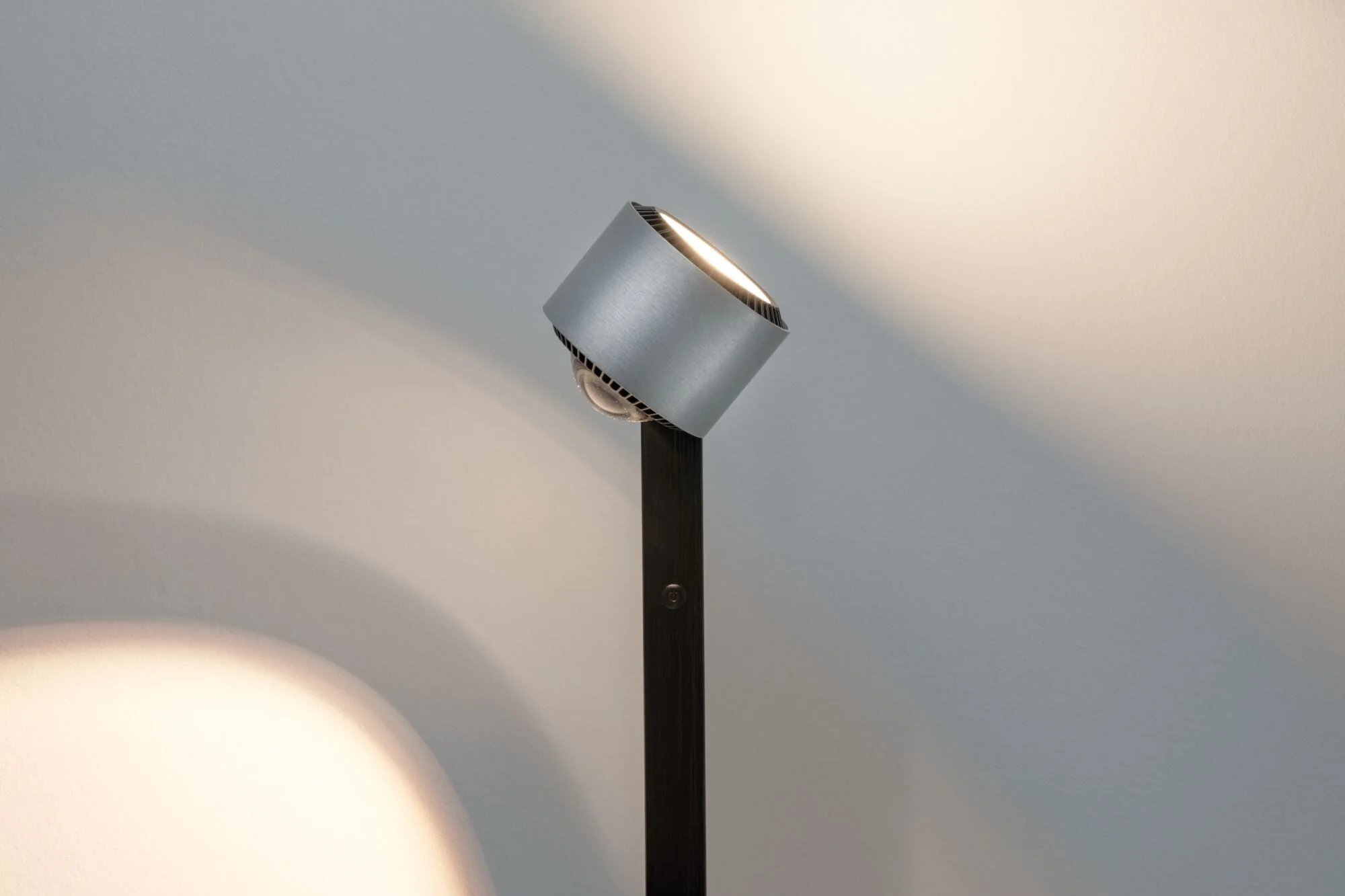 LED Stehleuchte Aldan 2700K 827lm / 473lm 8,5 / 1x7W Schwarz/Alu gebürstet - Image 6