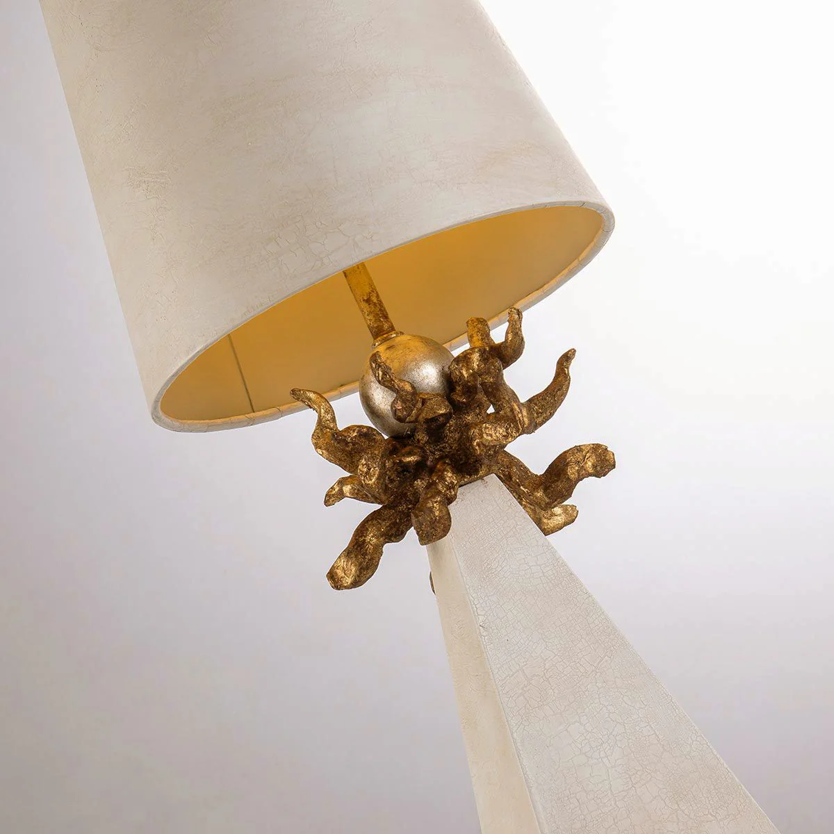 Leda 1-flammige Tischlampe – cremefarbene Patina, Blattgold mit cremefarbenem Patina-Schirm - Image 4