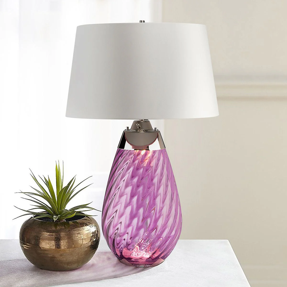 Lena, große pflaumenfarbene Tischlampe mit 2 Lichtern und cremefarbenem Schirm – pflaumenfarbenes Glas/cremefarbener Schirm - Image 2
