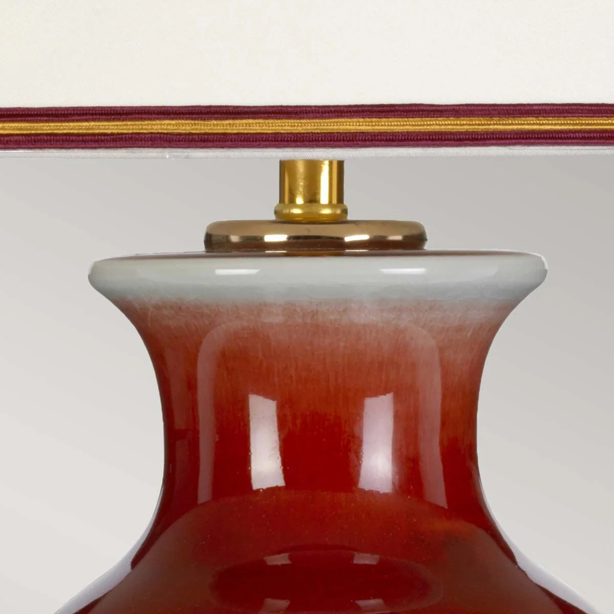 Majin 1-flammige Tischlampe mit hohem Empire-Schirm - Ochsenblut mit Creme mit burgunderfarbenem und goldenem Schirmrand - Image 2