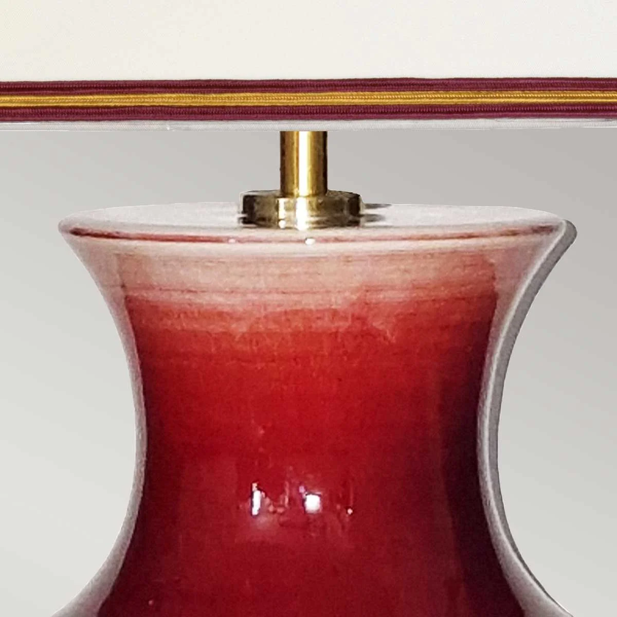 Majin Oxblood Red Jar Tischlampe mit 1 Licht und Polycotton-Schirm – Ochsenblut mit Creme mit burgunderfarbenem und goldenem Soutach-Besatz - Image 2