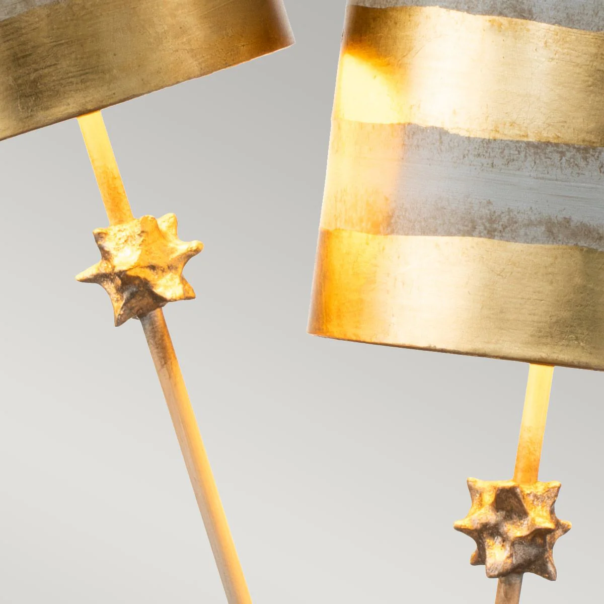 Nettle Luxe Tischlampe mit 2 Lichtern, Blattgold und Taupe - Image 5