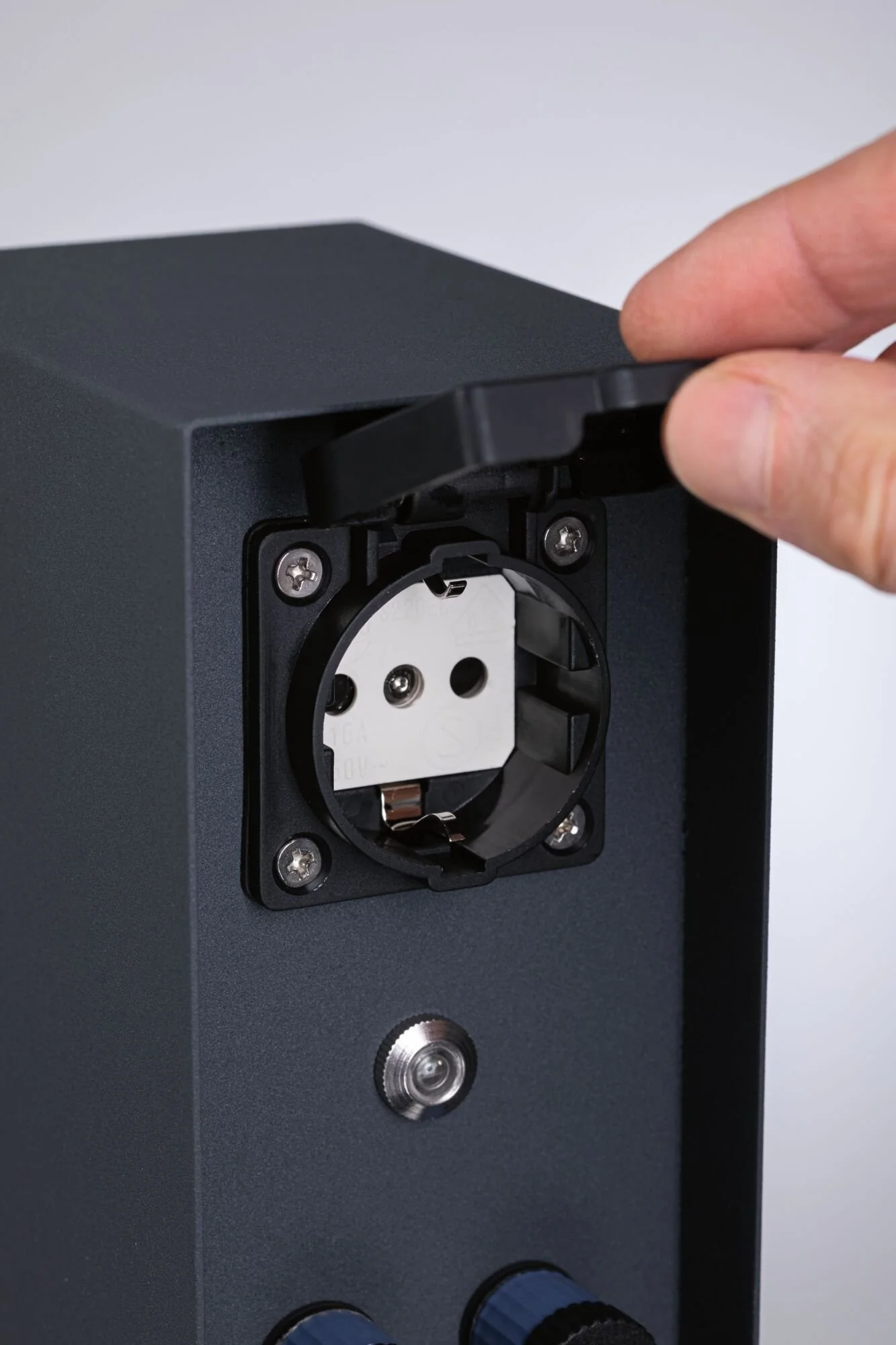 Plug & Shine Steckdosensäule Rio Dämmerungssensor  IP44 Anthrazit - Image 4