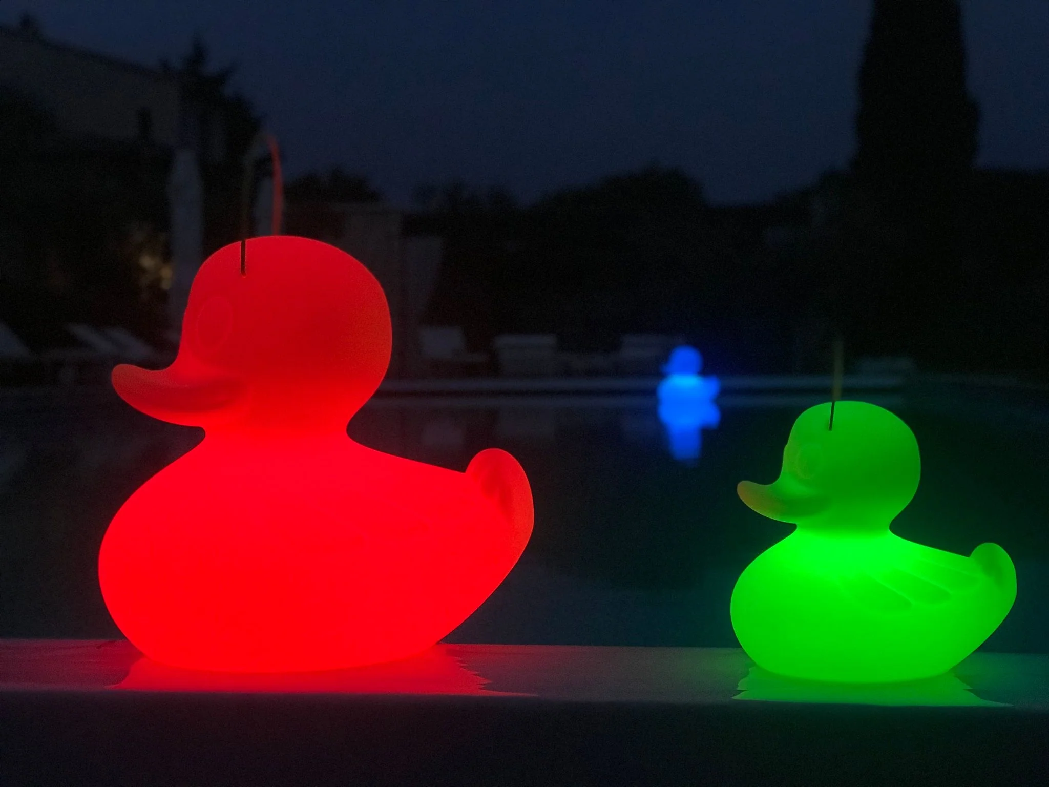 The Duck Duck Lamp S – Schwimmende LED-Leuchte für Innen & Außen - Image 5