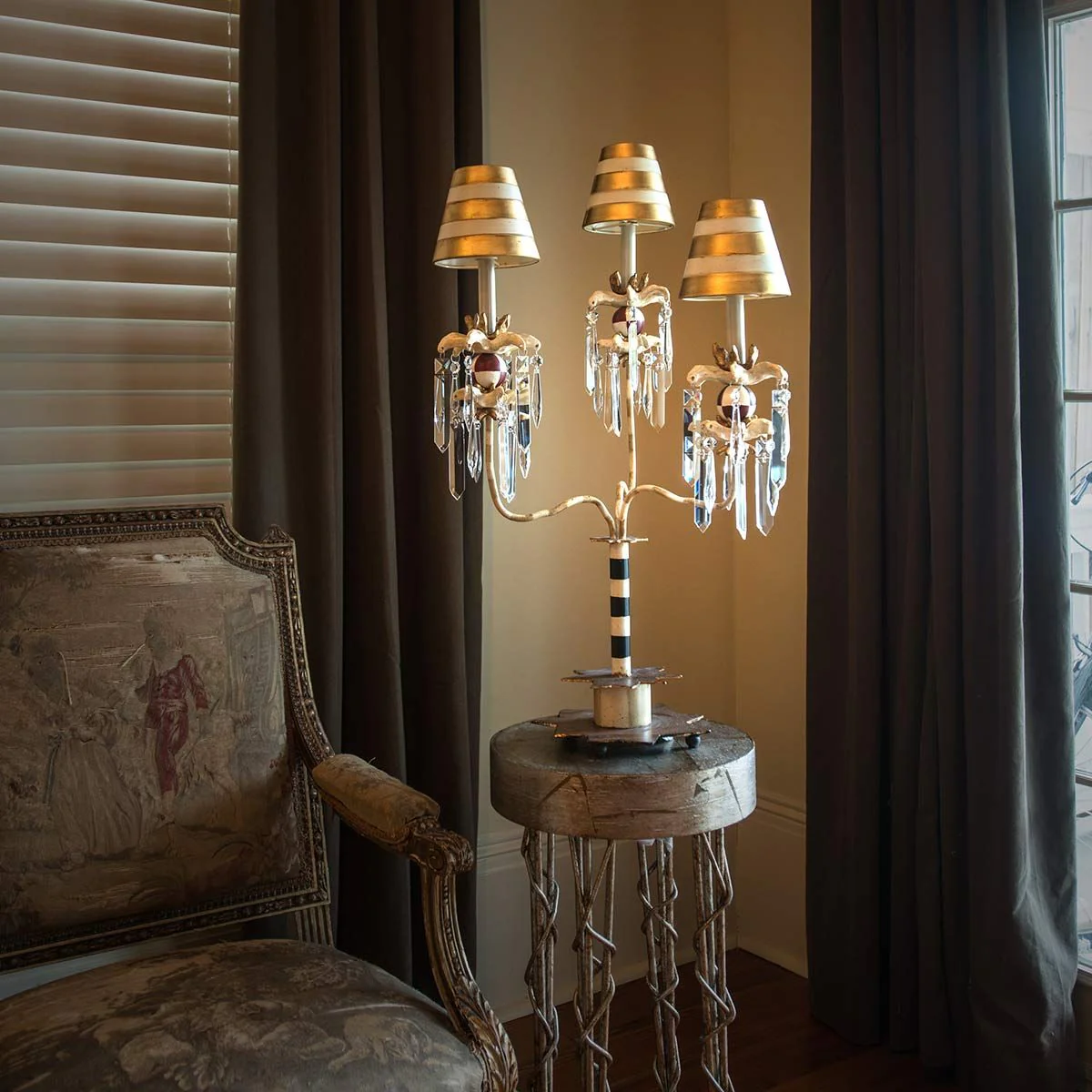 Tischlampe Birdland mit 3 Armen, Creme und Gold mit creme- und goldgestreiftem Schirm - Image 2